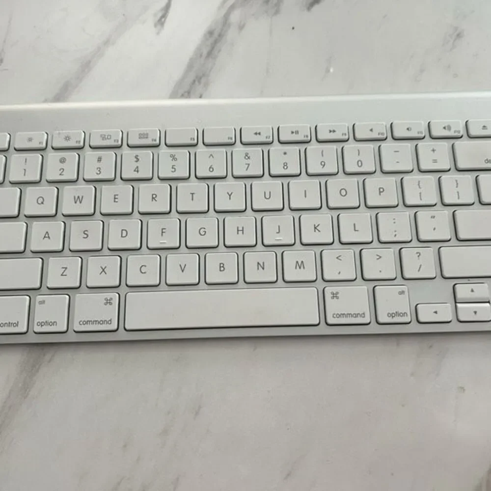 Apple Mac keyboard wireless a1314 white